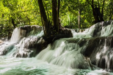 Huay Mae Kamin şelale, Srinakarin Barajı Milli Parkı - Huay Mae Kamin şelale, derin ormandaki güzel şelale. Kanchanaburi, Tayland