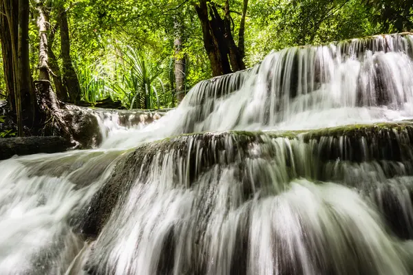 Huay Mae Kamin şelale, Srinakarin Barajı Milli Parkı - Huay Mae Kamin şelale, derin ormandaki güzel şelale. Kanchanaburi, Tayland
