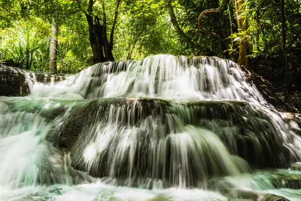 Huay Mae Kamin şelale, Srinakarin Barajı Milli Parkı - Huay Mae Kamin şelale, derin ormandaki güzel şelale. Kanchanaburi, Tayland