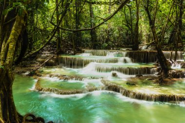 Huay Mae Kamin şelale, Srinakarin Barajı Milli Parkı - Huay Mae Kamin şelale, derin ormandaki güzel şelale. Kanchanaburi, Tayland