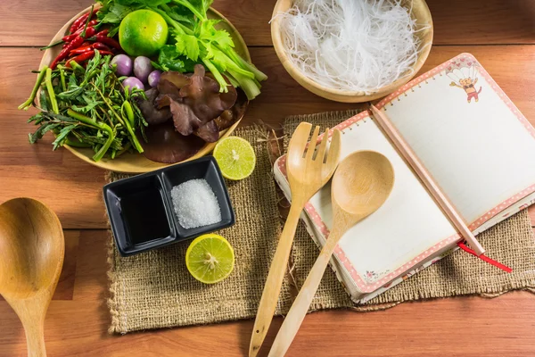 Comida Saludable.Ensalada con fideos de celofán son un tipo de cocina de Tailandia . — Foto de Stock