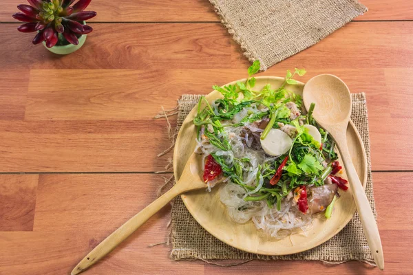 Comida Saludable.Ensalada con fideos de celofán son un tipo de cocina de Tailandia . — Foto de Stock