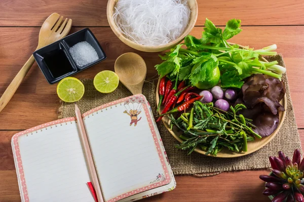 Selofan noodles ile sağlıklı Food.Salad olan bir tür Tayland Mutfağı.