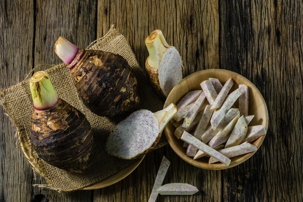 Taro çanak eski ahşap tablo.