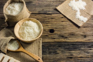 Yasemin beyaz pirinç. İyi pilav Tayland eski ahşap masa üzerinde