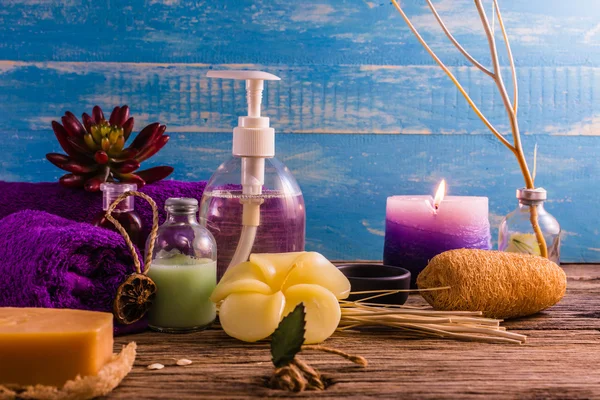 Spa aromaterapi Spa aroma terapi ahşap masa üzerinde bir dizi.
