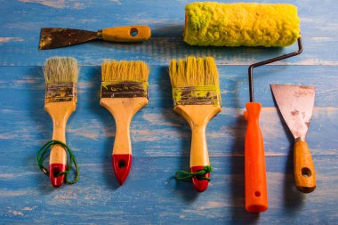 Ahşap masa mavi boya aksesuarlar.