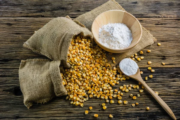 Maismehl und getrockneter Mais auf einem Holztisch alt. — Stockfoto