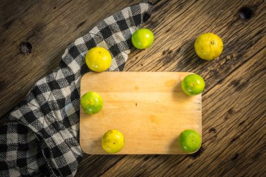 Üstten Görünüm limon eski ahşap masanın üzerine yerleştirilir.
