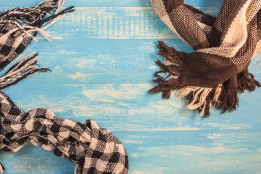 Eşarp ve masada çok renk için birkaç kalıp.