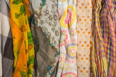 Eşarp ve masada çok renk için birkaç kalıp.