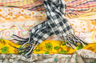 Eşarp ve masada çok renk için birkaç kalıp.