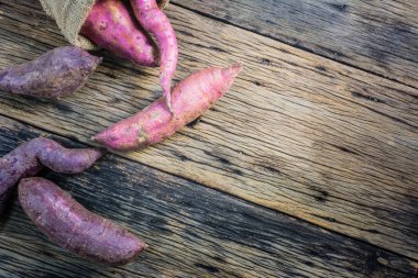 Ahşap bir masa üzerinde yam.