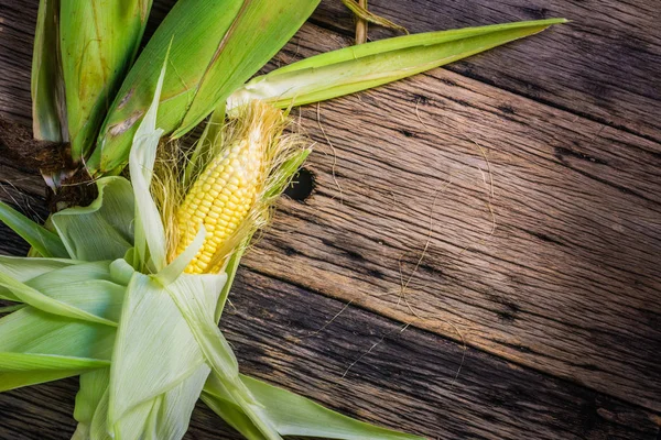 Vista superior maíz crudo En la vieja mesa de madera . — Foto de Stock