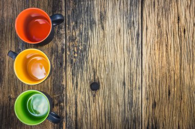 Eski ahşap masa üzerinde çok renkli cam.