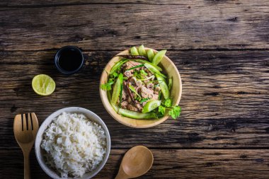 Malzemeler salatası, ton balığı konserve.