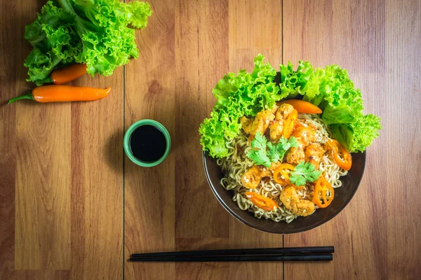 Vista superior Nuggets de pollo de fideos página sobre la mesa . — Foto de Stock