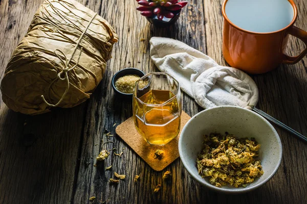 Helyszínen krizantém Tea és szárított krizantém összpontosítani egy régi fából készült asztal. — Stock Fotó
