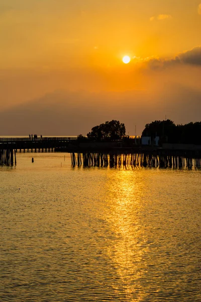 Siluetas Puesta de sol junto al mar — Foto de Stock
