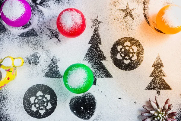Schwarz-Weiß schafft ein Bild von Schnee und Weihnachtsbäumen. — Stockfoto