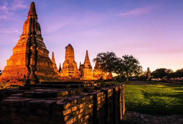 Alacakaranlık. Wat Chaiwatthanaram Tapınağı, Ayutthaya Historical Park.