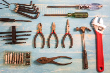 Üstten Görünüm usta aracı ahşap bir masa üzerinde. 