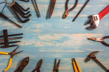 Üstten Görünüm usta aracı ahşap bir masa üzerinde. 