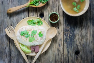 Üstten Görünüm, Hainanese tavuk pirinç bir tabak çorba ve ahşap bir masa sosu ile birlikte. 