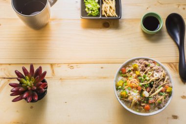 Domuz lapası masada. 