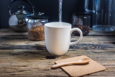 Odak nokta, eski ahşap masa üzerinde sıcak kahve. 