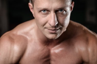 Yakışıklı atletik fitness adam poz ve gy tren