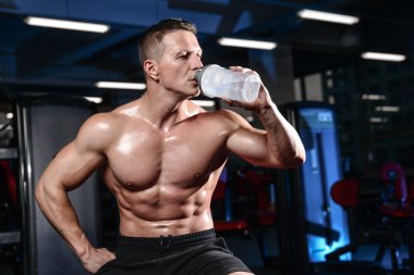 Yakışıklı atletik fitness adam poz ve gy tren