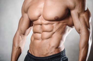 Güçlü atletik erkek fitness modeli gösteren altı bohça abs