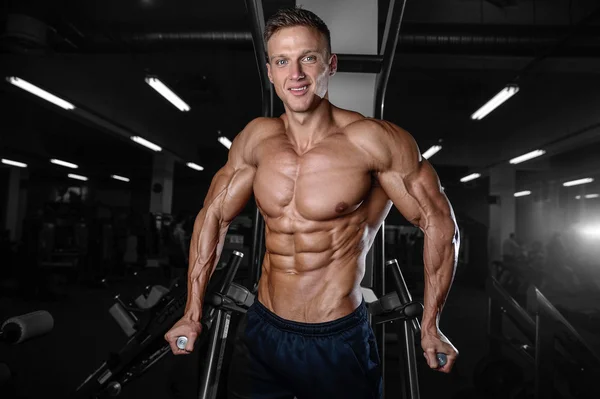 Silák sportovní fitness model zobrazeno šest pack abs — Stock fotografie