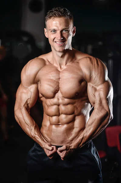Güçlü atletik erkek fitness modeli gösteren altı bohça abs — Stok fotoğraf
