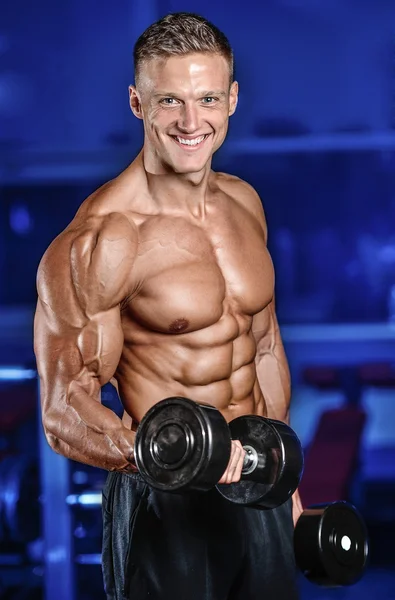 在健身房锻炼的英俊肌肉健美男人 — 图库照片
