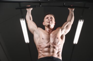 Yakışıklı atletik fitness adam poz ve gy tren