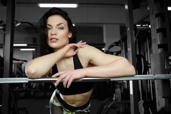 Sexy kobieta robi ćwiczenia w siłowni — Zdjęcie stockowe