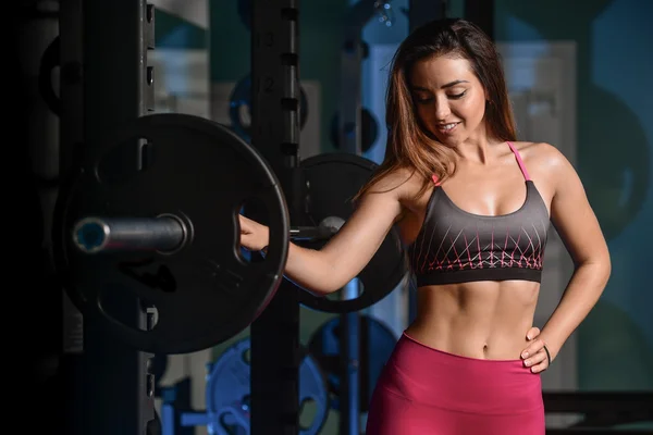 Güzel fitness kadın tren gy — Stok fotoğraf