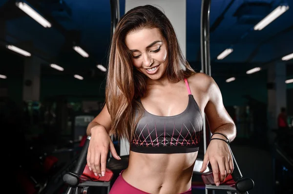 Güzel fitness kadın tren gy — Stok fotoğraf