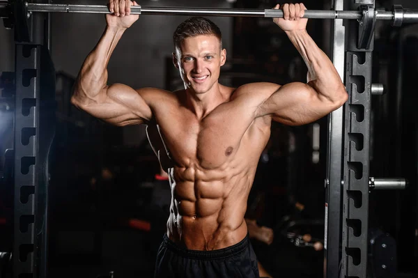 Erős, sportos férfi fitness modell találat hat pack abs — Stock Fotó