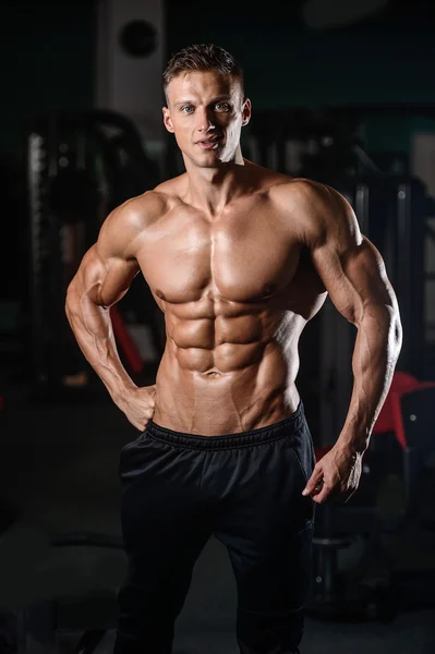 Fuerte atlético hombre fitness modelo mostrando seis abdominales paquete — Foto de Stock
