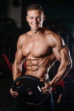 Güçlü atletik erkek fitness modeli gösteren altı bohça abs