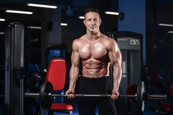 Bonito atlético fitness homem posando e trens no gy — Fotografia de Stock