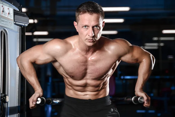 Bonito atlético fitness homem posando e trens no gy — Fotografia de Stock