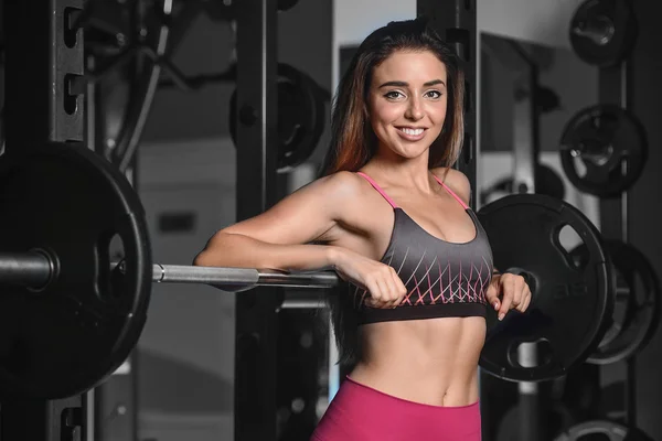 Mooie fitness vrouw treinen in de gy — Stockfoto