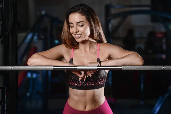 Hermosa mujer de fitness entrena en el gy —  Fotos de Stock