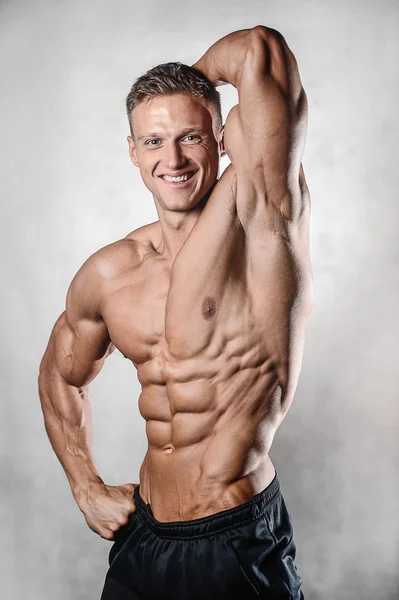 强健壮的男人健身模型显示六块腹肌 — 图库照片