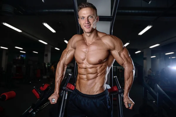 Modelo de fitness atlético forte mostrando seis pack abs — Fotografia de Stock