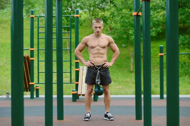 Açık bir spor olarak kaslı adam pratik sokak çalışma